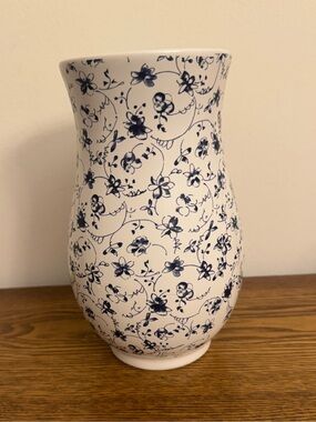 Vintage Style Navy Blue & White Floral Ceramic Vase - 7.5” EUC